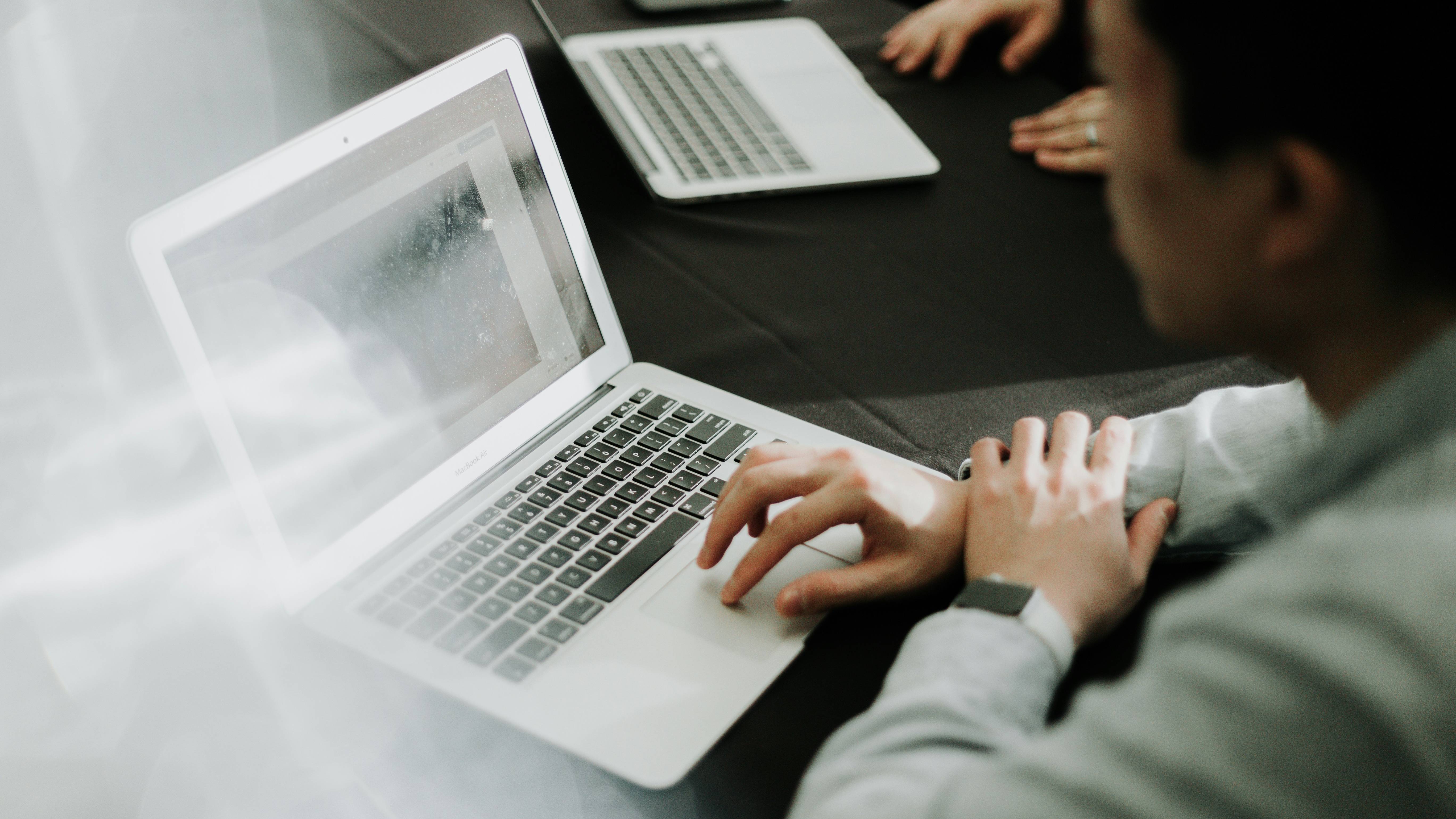 Pakai Jasa Freight Forwarder atau Urus Pengiriman Kargo Sendiri: Mana Pilihan Terbaik untuk Bisnis Anda?